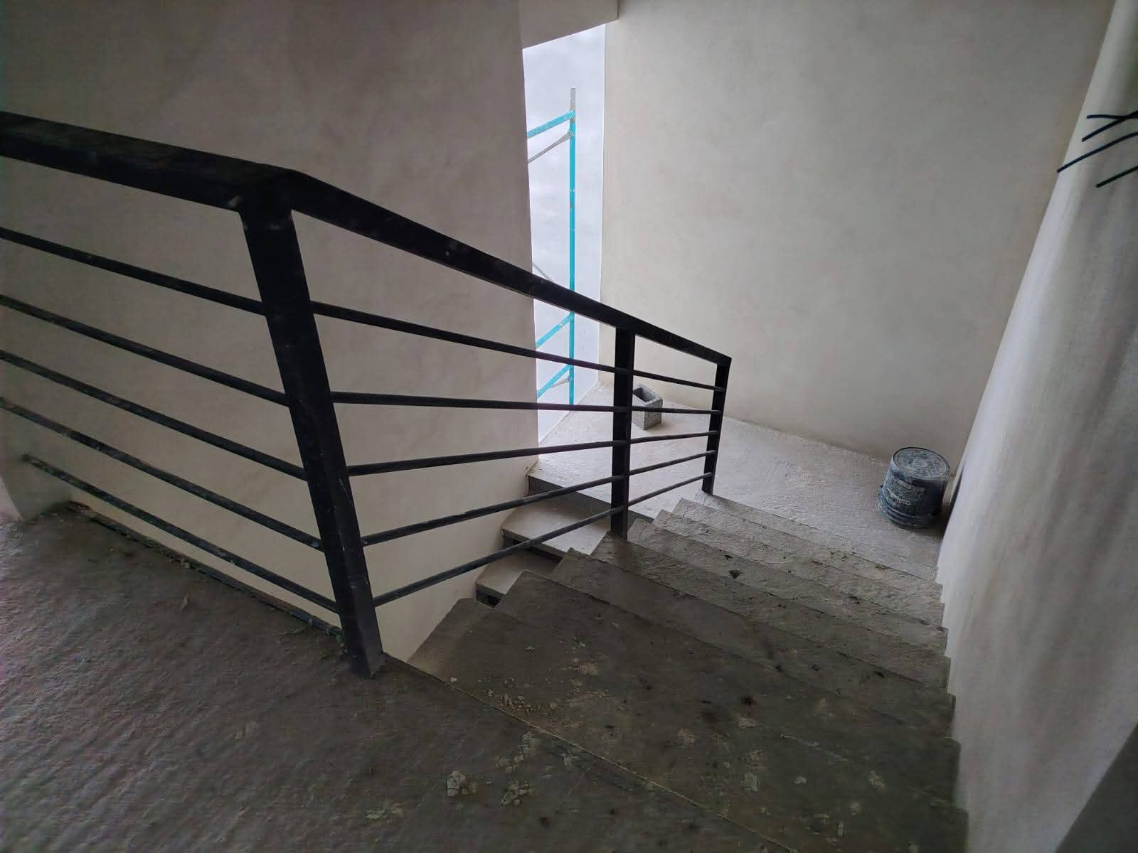 Detalle de instalación metálica en una obra
